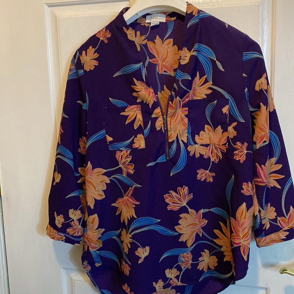 Jaclyn Smith long sleeve zipper top blouse. Size: M .